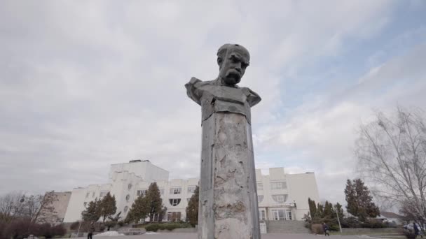 동영상은 전쟁중 우크라이나 산카에 타라스 기념비를 — 비디오