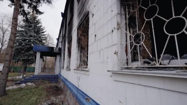 このストックビデオは ウクライナでの戦争中に破壊された警察署を示しています — ストック動画