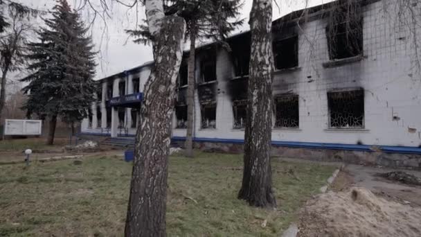 这段录像显示了在乌克兰战争中被摧毁的警察局 — 图库视频影像