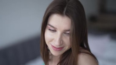 Bu yavaş çekim videosu seksi iç çamaşırlı güzel bir kadını gösteriyor.