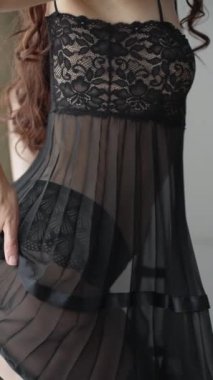 Bu borsa videosu erotik seksi iç çamaşırlı bir kızı gösteriyor.