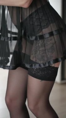 Bu borsa videosu erotik seksi iç çamaşırlı bir kızı gösteriyor.