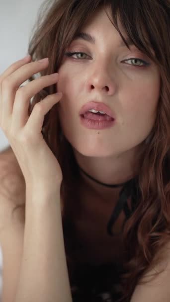 Ten Pionowy Film Pokazuje Dziewczynę Erotycznej Seksownej Bieliźnie — Wideo stockowe