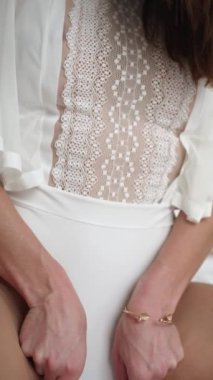 Bu stok dikey video seksi iç çamaşırlı bir kadını gösteriyor, ağır çekim.