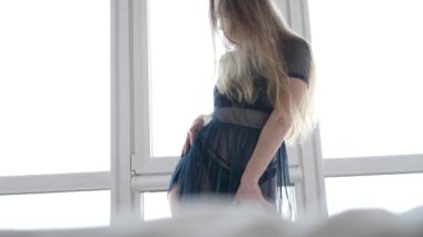 Bu yavaş çekim videosu seksi iç çamaşırlı güzel bir kadını gösteriyor.