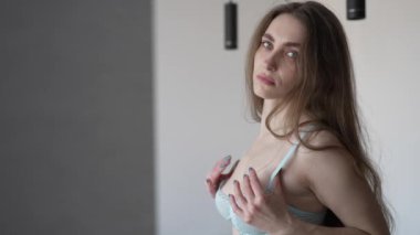 Bu yavaş çekim videosu seksi iç çamaşırlı güzel bir kadını gösteriyor.