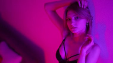 Bu yavaş çekim videosu seksi iç çamaşırlı güzel bir kadını gösteriyor.