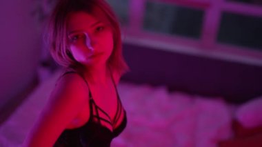 Bu yavaş çekim videosu seksi iç çamaşırlı güzel bir kadını gösteriyor.