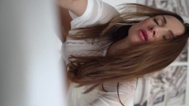 Bu video erotik seksi iç çamaşırlı, ağır çekimde bir kızı gösteriyor.