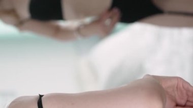 Bu borsa dikey videosu, erotik seksi iç çamaşırlı bir kızı gösteriyor.
