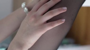 Bu borsa dikey videosu, erotik seksi iç çamaşırlı bir kızı gösteriyor.