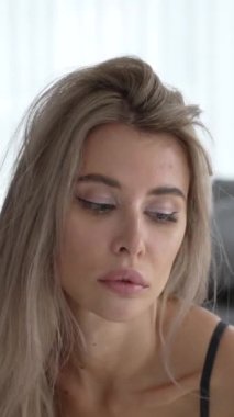 Bu stok dikey video seksi iç çamaşırlı genç bir kadını gösteriyor.