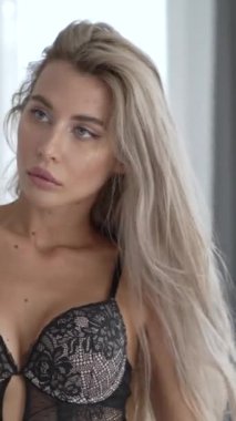 Bu stok dikey video seksi iç çamaşırlı genç bir kadını gösteriyor.