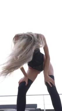 Bu stok dikey video seksi iç çamaşırlı genç bir kadını gösteriyor.