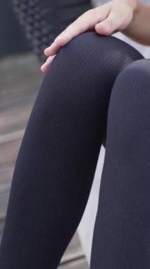 Bu stok dikey video seksi iç çamaşırlı genç bir kadını gösteriyor.
