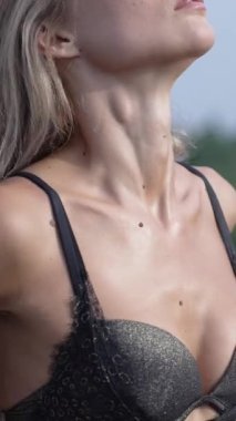 Bu stok dikey video seksi iç çamaşırlı genç bir kadını gösteriyor.