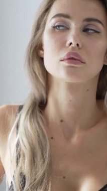 Bu stok dikey video seksi iç çamaşırlı genç bir kadını gösteriyor.