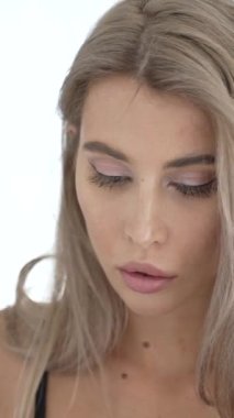 Bu stok dikey video seksi iç çamaşırlı genç bir kadını gösteriyor.