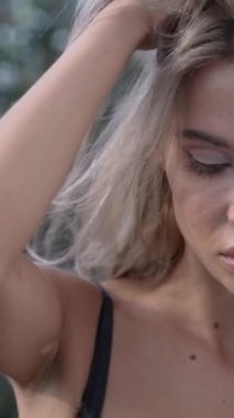 Bu stok dikey video seksi iç çamaşırlı genç bir kadını gösteriyor.