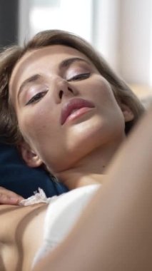 Bu stok dikey video seksi iç çamaşırlı genç bir kadını gösteriyor.