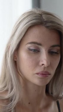 Bu stok dikey video seksi iç çamaşırlı genç bir kadını gösteriyor.