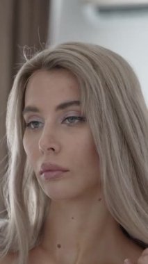 Bu stok dikey video seksi iç çamaşırlı genç bir kadını gösteriyor.
