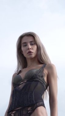 Bu stok dikey video seksi iç çamaşırlı genç bir kadını gösteriyor.