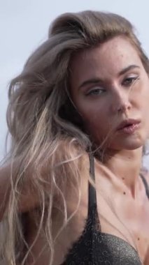 Bu stok dikey video seksi iç çamaşırlı genç bir kadını gösteriyor.