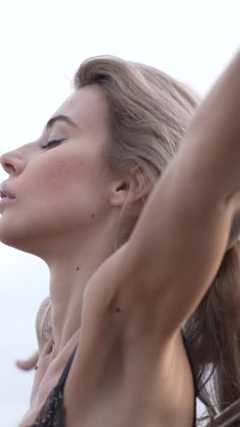 Deze Stock Verticale Video Toont Een Jonge Vrouw Sexy Lingerie — Stockvideo