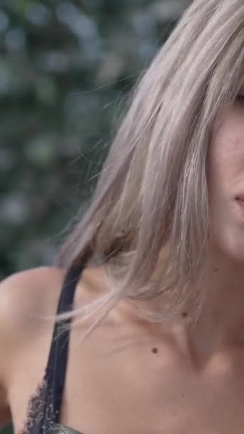 Este Video Vertical Stock Muestra Una Mujer Joven Lencería Sexy — Vídeos de Stock