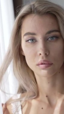 Bu stok dikey video seksi iç çamaşırlı genç bir kadını gösteriyor.
