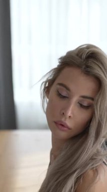 Bu stok dikey video seksi iç çamaşırlı genç bir kadını gösteriyor.