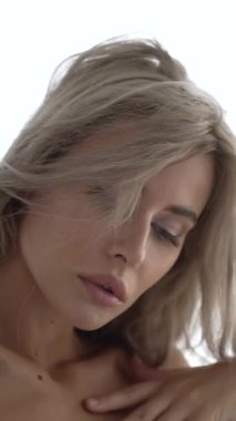 Bu stok dikey video seksi iç çamaşırlı genç bir kadını gösteriyor.