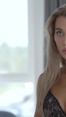 Bu stok dikey video seksi iç çamaşırlı genç bir kadını gösteriyor.