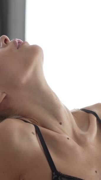 Cette Vidéo Verticale Stock Montre Une Jeune Femme Lingerie Sexy — Video