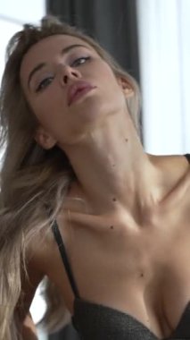 Bu stok dikey video seksi iç çamaşırlı genç bir kadını gösteriyor.