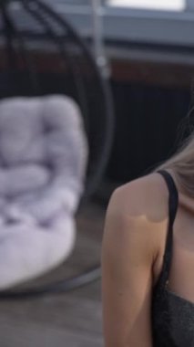 Bu stok dikey video seksi iç çamaşırlı genç bir kadını gösteriyor.