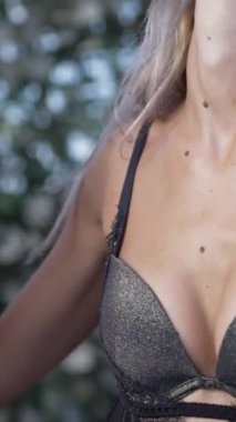 Bu stok dikey video seksi iç çamaşırlı genç bir kadını gösteriyor.