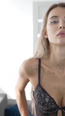 Bu stok dikey video seksi iç çamaşırlı genç bir kadını gösteriyor.