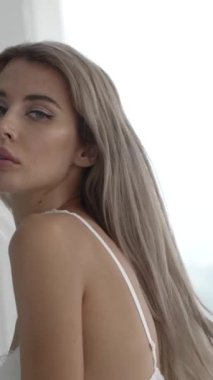 Bu stok dikey video seksi iç çamaşırlı genç bir kadını gösteriyor.