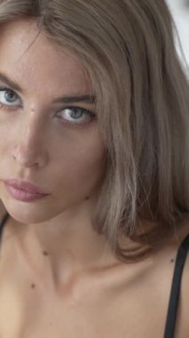 Bu stok dikey video seksi iç çamaşırlı genç bir kadını gösteriyor.