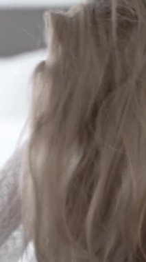 Bu stok dikey video seksi iç çamaşırlı genç bir kadını gösteriyor.