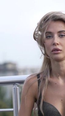 Bu stok dikey video seksi iç çamaşırlı genç bir kadını gösteriyor.