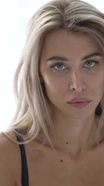 Bu stok dikey video seksi iç çamaşırlı genç bir kadını gösteriyor.