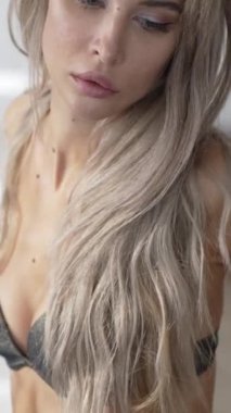 Bu stok dikey video seksi iç çamaşırlı genç bir kadını gösteriyor.