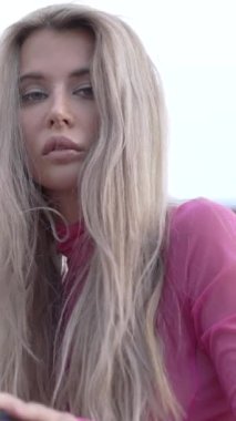 Bu stok dikey video seksi iç çamaşırlı genç bir kadını gösteriyor.