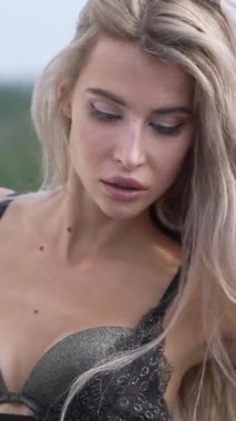 Bu stok dikey video seksi iç çamaşırlı genç bir kadını gösteriyor.