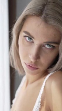 Bu stok dikey video seksi iç çamaşırlı genç bir kadını gösteriyor.