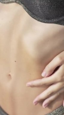 Bu stok dikey video seksi iç çamaşırlı genç bir kadını gösteriyor.