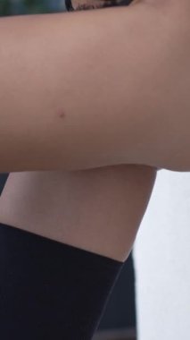 Bu stok dikey video seksi iç çamaşırlı genç bir kadını gösteriyor.